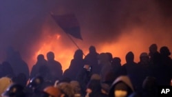 Demonstran bentrok dengan polisi di pusat kota Kyiv, Ukraina, Senin dini hari (20/1).