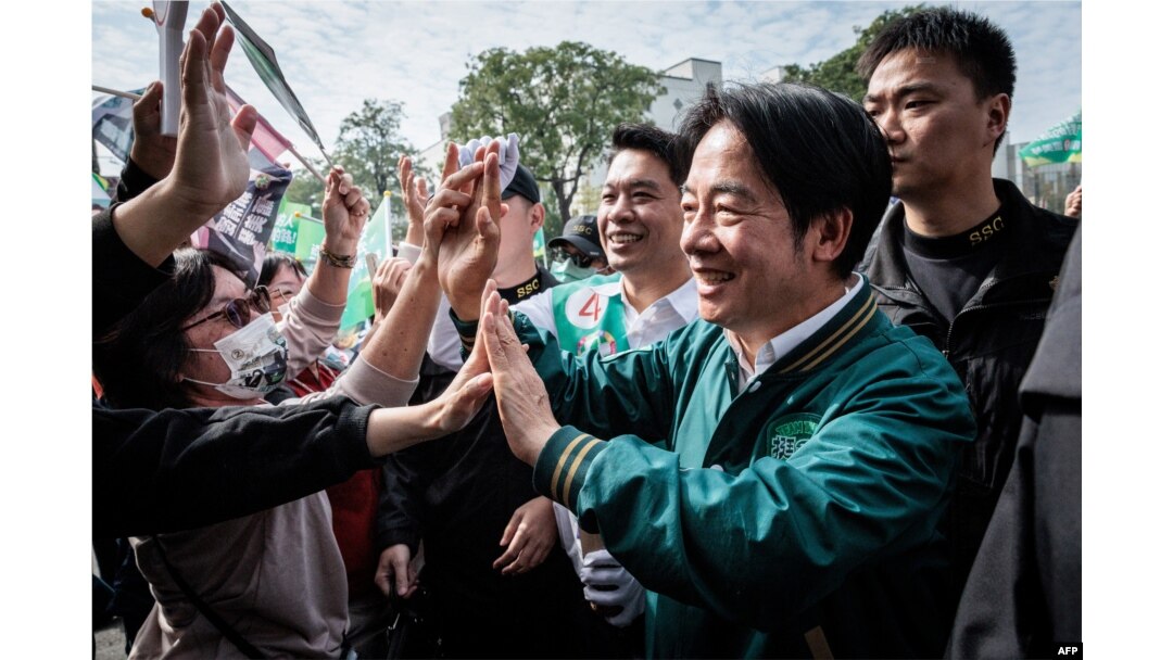 Wakil Presiden Taiwan dan calon presiden dari Partai Progresif Demokratik (DPP) yang berkuasa, Lai Ching-te (tengah) menyapa para pendukungnya selama tur iring-iringan kampanye di Kaohsiung pada 8 Januari 2024. (Foto: AFP)