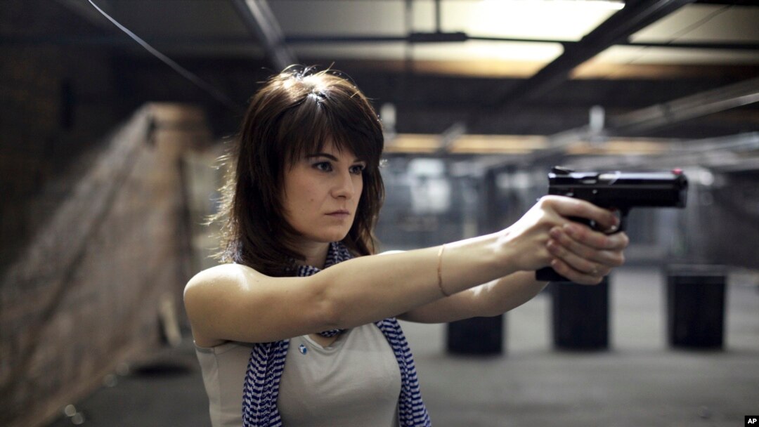 Dalam foto ini tertanggal Minggu, 22 April 2012, Maria Butina, seorang aktivis senjata berpose di Moskow, Rusia. (Foto:AP/Pavel Ptitsin)