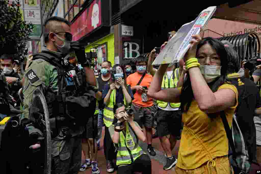 حدود شصت فعال دموکراسی‌خواه در هنگ کنگ دستگیر شدند. آنها به دخالت دولت چین اعتراض دارند.