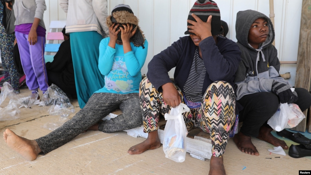 Kaum migran tampak di pangkalan angkatan laut setelah diselamatkan oleh para penjaga pantai Libya di Tripoli, Libya, 10 Maret 2018 (foto: REUTERS/Hani Amara)