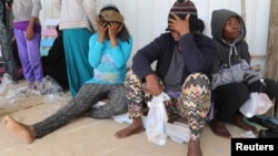 Kaum migran tampak di pangkalan angkatan laut setelah diselamatkan oleh para penjaga pantai Libya di Tripoli, Libya, 10 Maret 2018 (foto: REUTERS/Hani Amara)