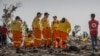 Para penyelidik memeriksa puing-puing pesawat Boeing 737 MAX 8 yang dioperasikan oleh Ethiopia Airlines yang jatuh di dekat Bishoftu atau Debre Zeit di selatan Addis Ababa, Ethiopia, 12 Maret 2019. (Mulugeta Ayene/AP)