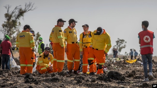 Para penyelidik menyelidiki puing-puing pesawat Ethiopian Airlines yang menggunakan pesawat Boeing 7373 Max 8, yang jatuh di selatan Addis Ababa, di Ethiopia, 12 Maret 2019. (Foto: Mulugeta Ayene/AP Photo)