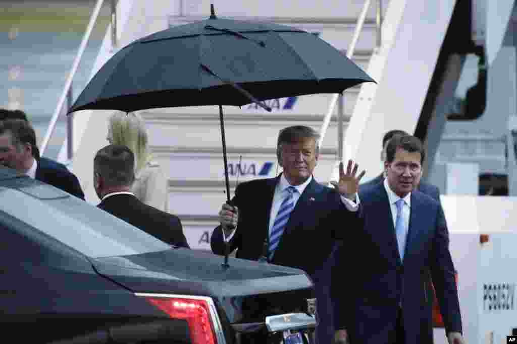 عکسی از پرزیدنت ترامپ در بدو ورود به شهر اوزاکای بارانی. او و رهبران ۱۹ کشور دیگر جمعه و شنبه نشست گروه بیست را برگزار خواهند کرد.&nbsp;