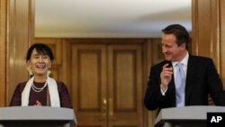ဒေါ်အောင်ဆန်းစုကြည်နှင့် ဗြိတိန် ဝန်ကြီးချုပ် David Cameron တို့ရဲ့ ပူးတွဲ သတင်းစာ ရှင်းလင်းပွဲ။ (ဇွန် ၂၁၊ ၂၀၁၂)