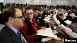 Louisa Hanoune, deuxième à gauche, chef du parti ouvrier algérien assiste à la session de vote sur les réformes constitutionnelles à Alger, Algérie, 7 février 2016.