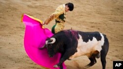 Matador Victor Barrio saat tampil dalam festival San Isidro di stadion adu banteng Las Ventas di Madrid, Spanyol (foto: dok). Barrio tewas akibat ditanduk banteng, Sabtu 9/7. 