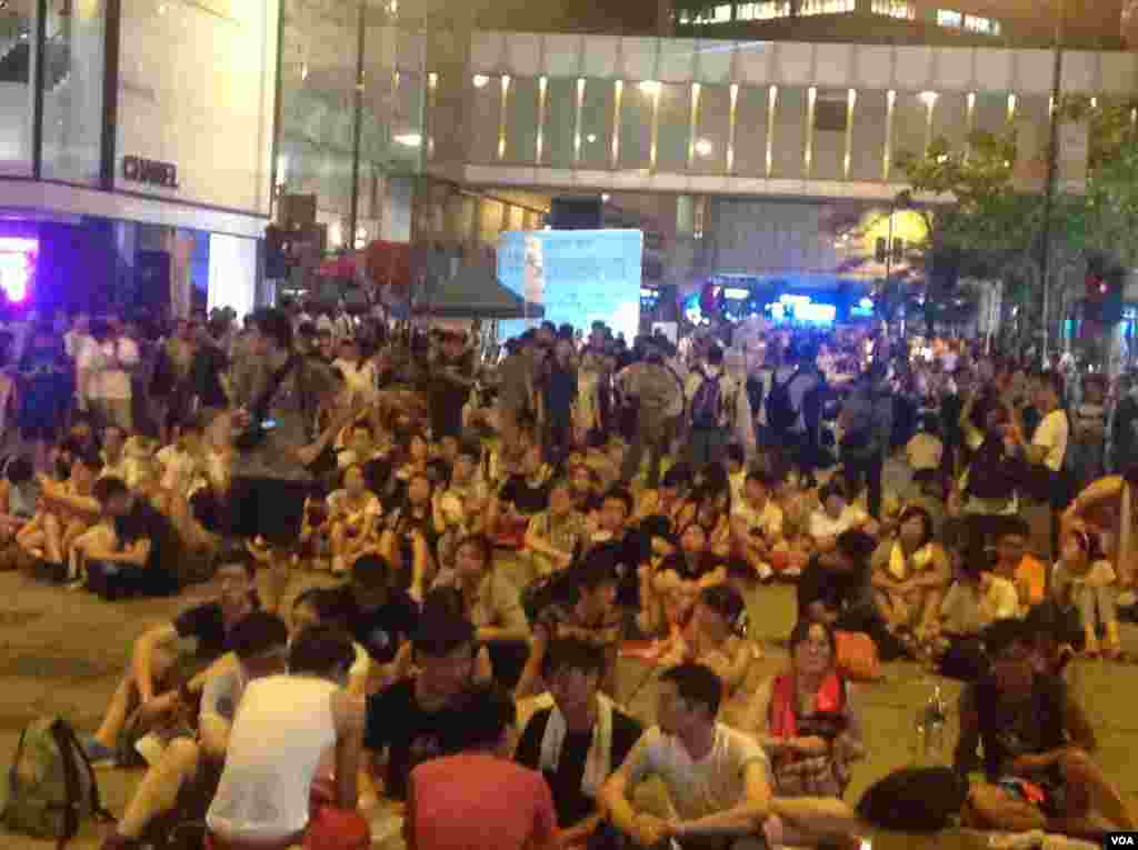 香港学联预演占中午夜正式开始 (美国之音海彦拍摄)