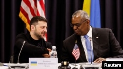 Presidenti i Ukrainës Volodymyr Zelensky dhe Sekretari amerikan i Mbrojtjes Lloyd Austin shtërngojnë duart gjatë takimit të Grupit të Kontaktit për Mbrojtjen e Ukrainës në bazën ajrore Ramstein, në Gjermani më 9 janar, 2025/Reuters