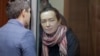 "Ozodlik" jurnalisti Alsu Kurmasheva Kazan shahridagi sudda advokati bilan gaplashmoqda, 1-dekabr, 2023 