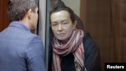 自由欧洲电台/自由电台(RFE/RL)的俄裔美国记者阿尔苏·库尔马舍娃(Alsu Kurmasheva)因被指控违反俄罗斯关于外国代理人的法律而被拘留。2023年12月1日在俄罗斯喀山举行的法庭听证会上，她站在被告隔间内听律师的陈述。 （路透社照片）