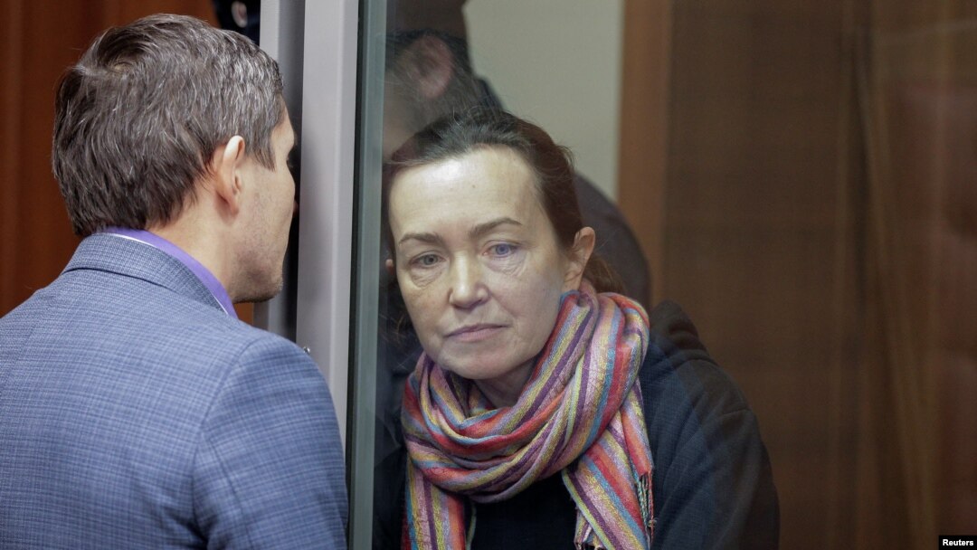 Rusko-američka novinarka Alsu Kurmaševa sa advokatom u sudu u Kazanju u Rusiji (Foto: REUTERS/Alexey Nasyrov)