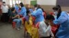 Para pelajar menerima vaksinasi COVID-19 di sebuah sekolah di Mumbai, India (6/9) (foto: ilustrasi). 