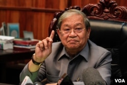 FILE - Khieu Kanharith, the Information Minister, speaks in Cambodia, Aug. 24, 2017. (Hean Socheata/VOA Khmer)