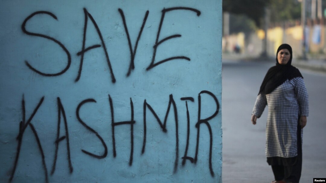 بھارت کے زیرِ انتظام کشمیر میں پانچ اگست کے بعد سے کرفیو جیسی صورتِ حال ہے۔