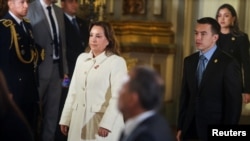 La presidenta de Perú, Dina Boluarte, captada el 4 de julio de 2024 junto a su homólogo ecuatoriano, Daniel Noboa, antes de reunión bilateral en Lima, Perú.