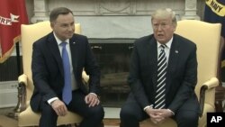Presiden AS Donald Trump (kanan) bersama dengan Presiden Polandia Andrzej Duda, di Gedung Putih, Selasa (18/9). 