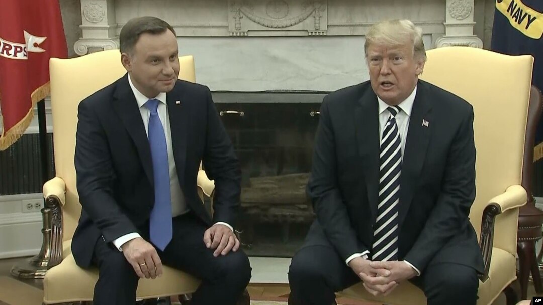 Presiden AS Donald Trump (kanan) bersama dengan Presiden Polandia Andrzej Duda, di Gedung Putih, Selasa (18/9). 