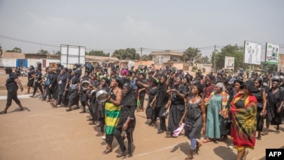 Des femmes togolaises vêtues de noir manifestent dans les rues de Lomé, le 20 janvier 2018.