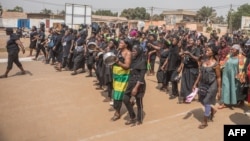 Des femmes togolaises vêtues de noir manifestent dans les rues de Lomé, le 20 janvier 2018.