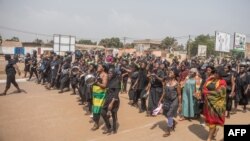 Des femmes togolaises vêtues de noir manifestent dans les rues de Lomé, le 20 janvier 2018.