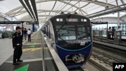 Kereta Moda Raya Terpadu (MRT) Jakarta menunggu para penumpang setelah peresmiuan untuk umum, 12 Maret 2019. (Foto: AFP)