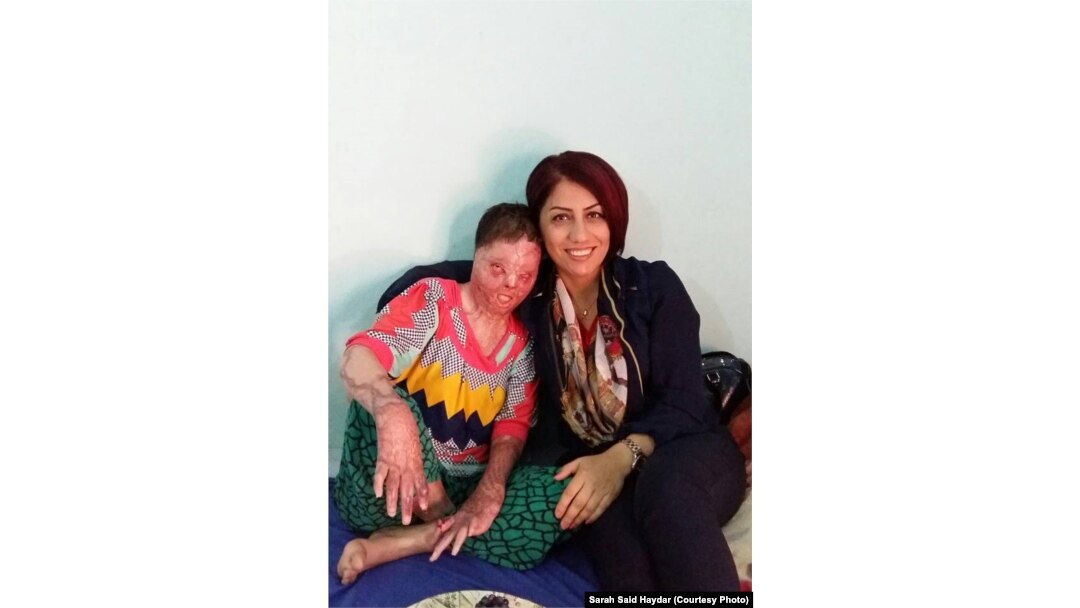 Sarah Said Haydar (kiri), ditampilkan di foto ini bersama dengan seorang aktivis Yazidi, menderita luka bakar di lebih dari separuh tubuhnya dalam upaya bunuh diri.