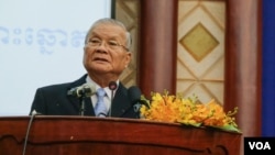 FILE: National Election Committee (NEC) to lucky draw to set number labelling political party for upcoming ballot, in Phnom Penh, on May 29, 2018. (Khan Sokummono/ VOA Khmer) 