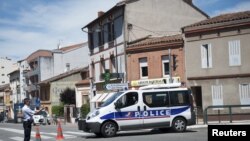 French authorities shoot man claiming to be al Qaeda member during hostage situation, Toulouse, June 20, 2012.