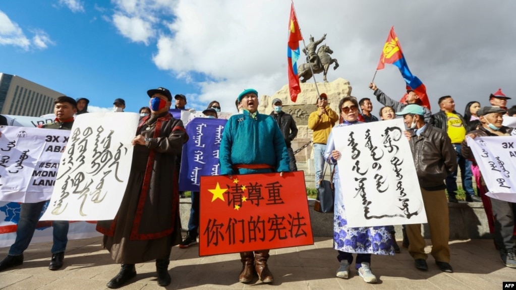 蒙古人在首都乌兰巴托集会抗议中国当局在内蒙古实行双语教学政策。（2020年9月15日）