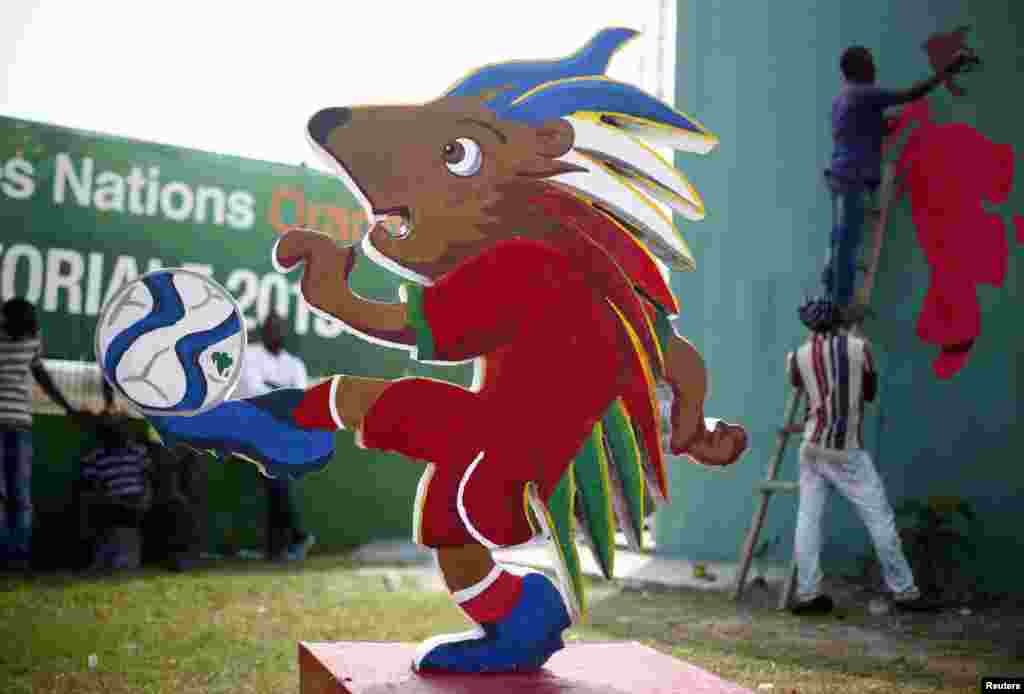 Chuku Chuku é a mascote oficial do CAN 2015. Estádio de Bata Jan&nbsp; 16, 2015.