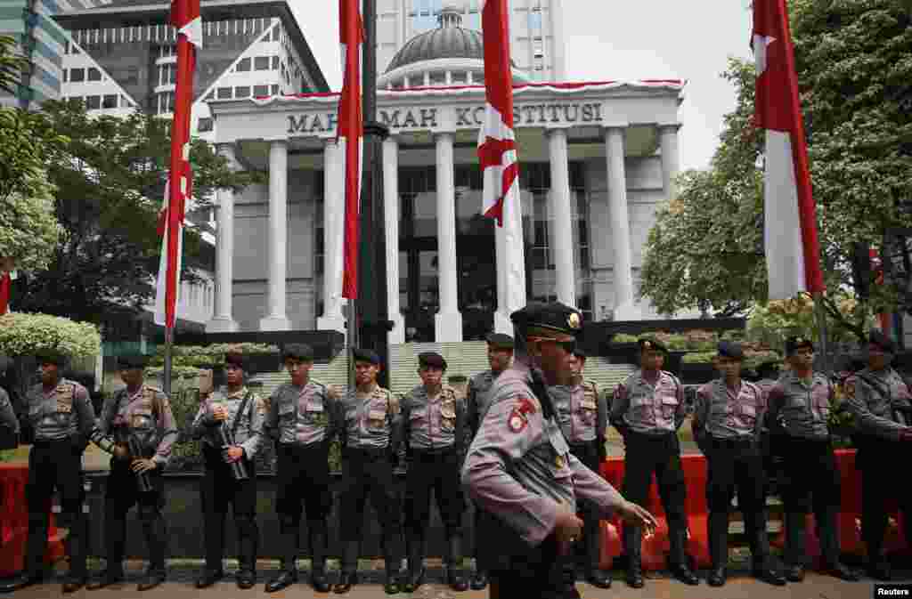 Polisi dikerahkan untuk mengamankan gedung Mahkamah Konstitusi di Jakarta menjelang pembacaan putusan sengketa pilpres 2014, Kamis (21/8).&nbsp;(Reuters/Darren Whiteside)
