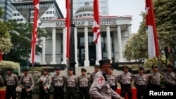 Polisi dikerahkan untuk mengamankan gedung Mahkamah Konstitusi di Jakarta menjelang pembacaan putusan sengketa pilpres 2014, Kamis (21/8).