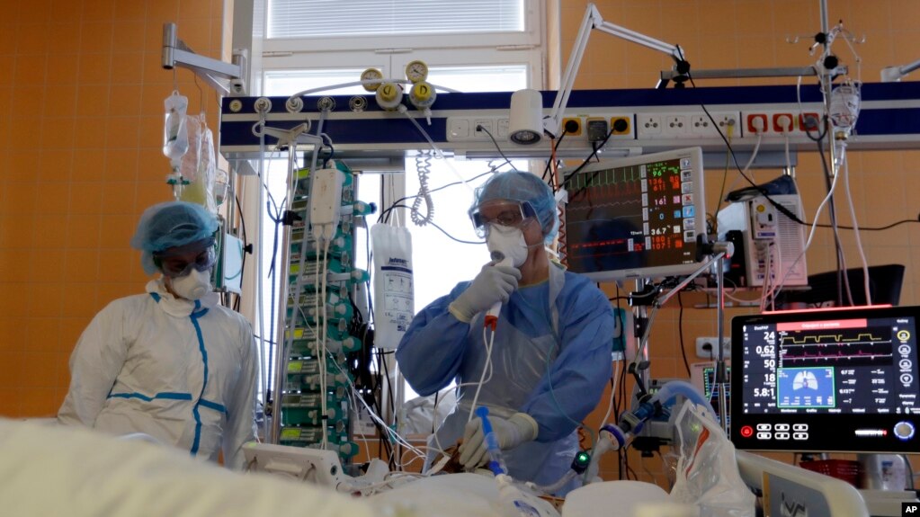 Một phòng cấp cứu hồi sức ở Cộng hoà Czech đang cứu chữa bệnh nhân COVID-19.