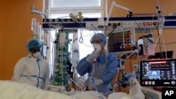 Một phòng cấp cứu hồi sức ở Cộng hoà Czech đang cứu chữa bệnh nhân COVID-19.