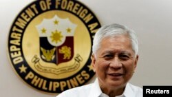 Menteri Luar Negeri Filipina Albert Del Rosario di kantor pusat Departemen Luar Negeri di Manila (Foto: dok).