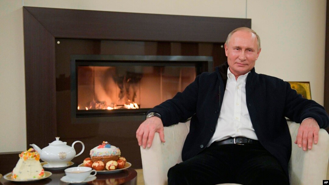 El presidente ruso, Vladimir Putin, envía un mensaje por la Pascua ortodoxa en la residente Novo-Ogarevo, en las auferas del Moscú, Rusia, donde se encuentra recluído para protegerse del coronavirus.