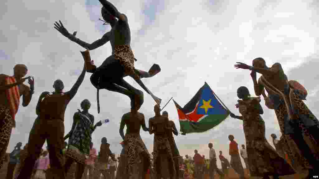 Des migrants sud-soudanais célèbrent l&#39;indépendance de leur pays à Kasarani, à la périphérie de la capitale kényane Nairobi, 09 Juillet 2011. epa/ DAI Kurokawa
