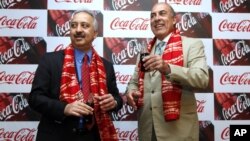 Chairman and CEO of Coca-Cola Co. Muhtar Kent, right, and President and CEO of Coca Cola India and South West Asia Atul Singh pose before their meeting in New Delhi, India, June 26, 2012. 