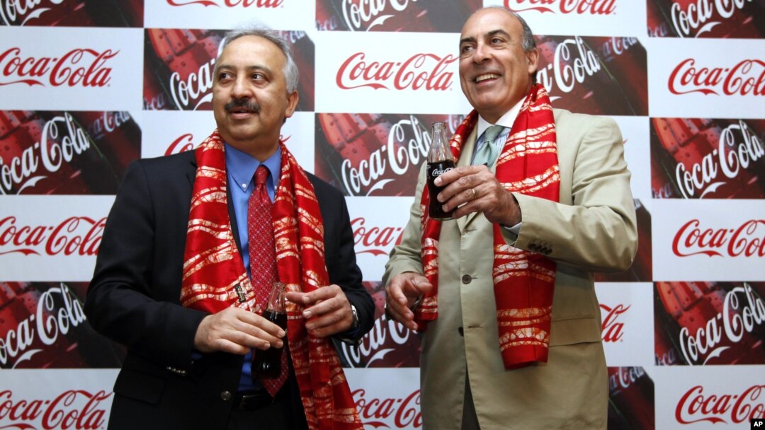 Chairman and CEO of Coca-Cola Co. Muhtar Kent, right, and President and CEO of Coca Cola India and South West Asia Atul Singh pose before their meeting in New Delhi, India, June 26, 2012. 