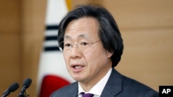 South Korean director of Centers for Disease Control & Prevention, Jung Ki-Suck speaks to the media during a press briefing at the government complex in Seoul, South Korea, Tuesday, March 22, 2016.