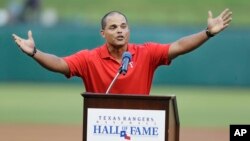 Iván Rodríguez, exjugador de los Texas Rangers y de los Nacionales de Washington, entre otros, fijó un récord con 13 Guantes de Oro a lo largo de una carrera en la que estableció como uno de los mejores cátchers de todos los tiempos