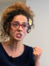 ARHIVA - Iranska disidentkinjat Masih Alinedžad govori tokom intervjua za AP, 23. septembra 2023. u Njujorku. 