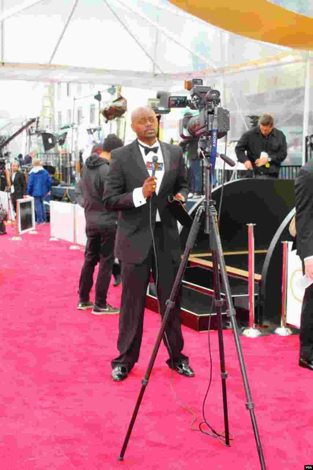  VOA French to Africa broadcaster Rajah Roger Muntu reports from the 2015 Oscars, February 2015. 