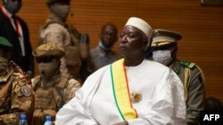 Iyi sanamu yafashwe kw'itariki ya 25 ukwezi kw'icenda, 2020 yerekana perezida wa reta mfatakibanza ya Mali, Bah Ndaw mu birori vyo kumwimika i Bamako.