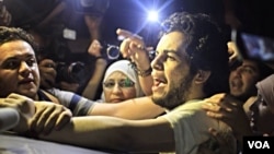 Al Jazeera Arabic service reporter Abdullah Elshamy is greeted by friends and family after being released from a Cairo prison Tuesday evening, June 17, 2014. (VOA / Hamada Elrasam)