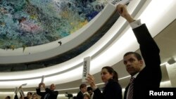 스위스 제네바에서 열리고 있는 유엔 인권이사회에서 지난달 28일 각국 대표들이 발언권을 신청하고 있다.