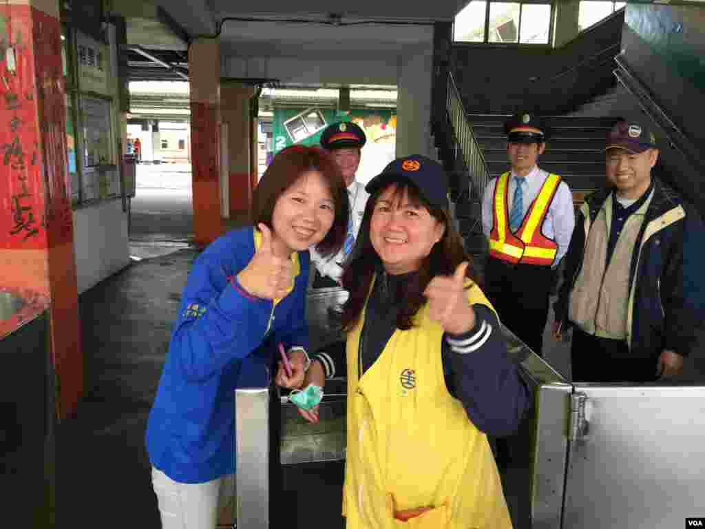 台湾国民党提名立委候选人林丽婵（左）与越南媳妇陈氏雪云（前右）。陈氏是该车站雇佣的第一个外籍配偶兼职员工。（萧洵摄影）