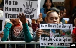지난 2014년 돈을 벌기 위해 홍콩에 온 20대 인도네시아 여성이 학대 행위를 당했다는 사실이 알려지자 시민들이 홍콩 주재 인도네시아 영사관 앞에서 시위하고 있다.